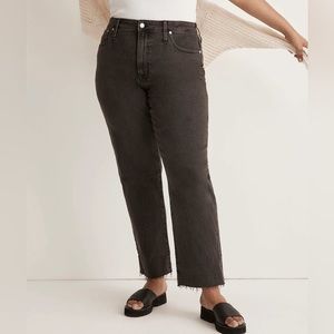 The Curvy Perfect Vintage Straight Jean in Lunar Wash in size 31